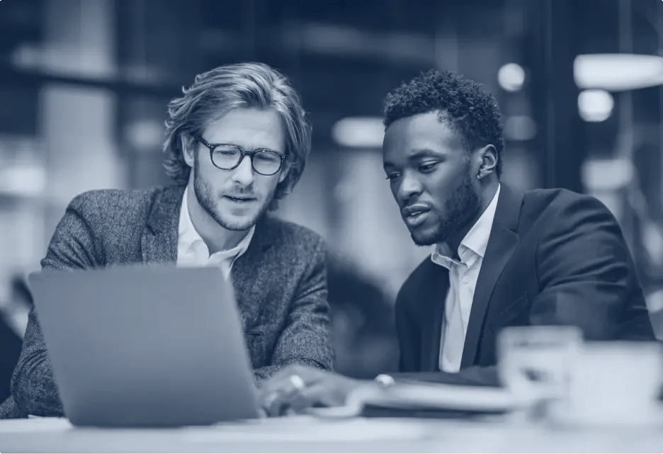 Image de deux consultants en systèmes d'information