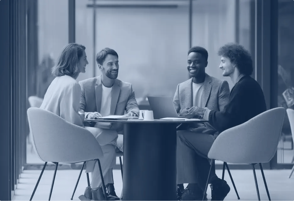 des consultants avec leurs clients autour d'une table qui discutent