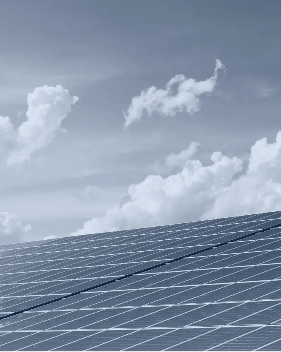 des panneaux solaires en extérieur avec le ciel en arrière plan