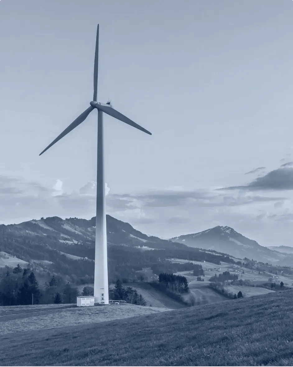 une éolienne au milieu d'une plaine