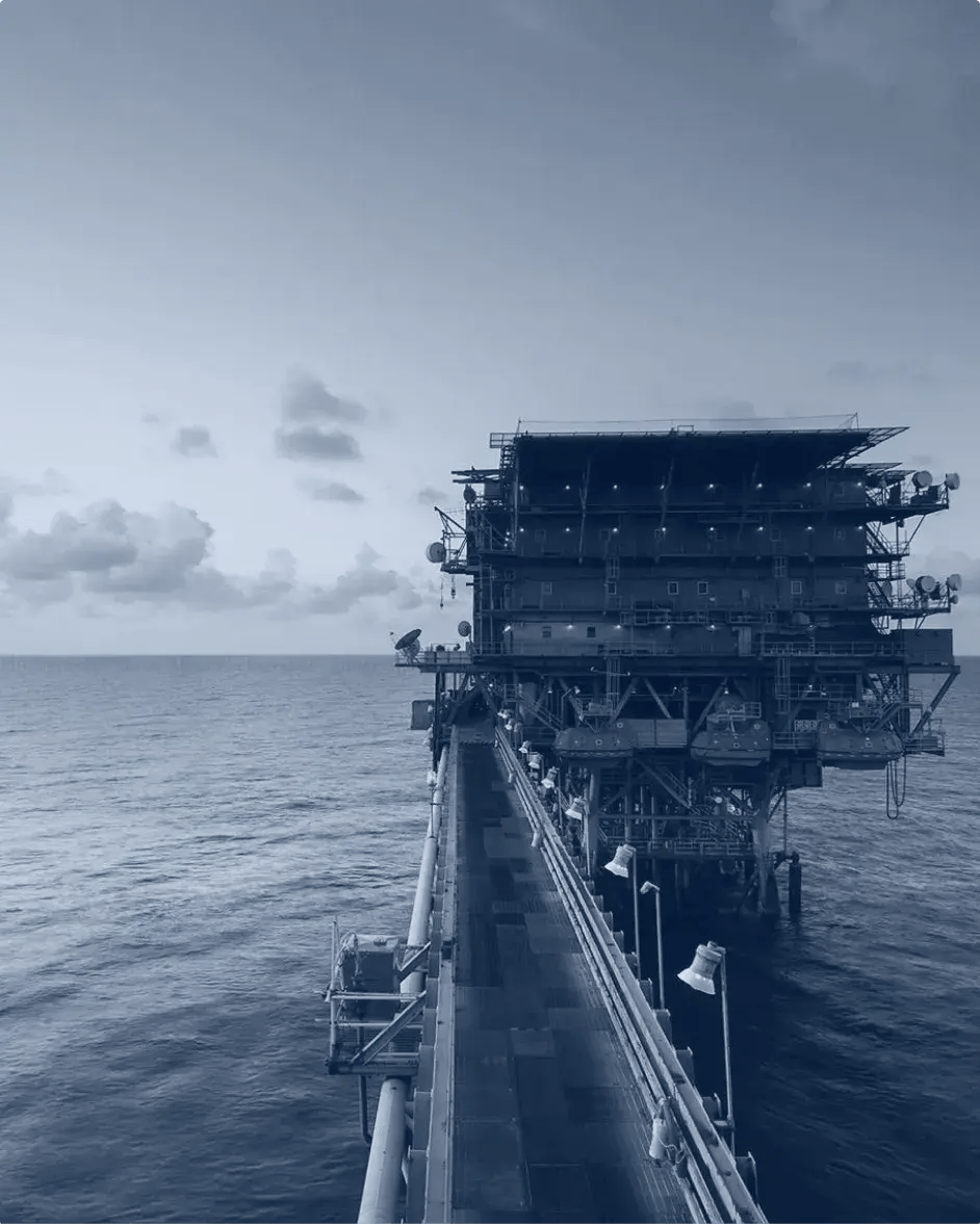une plateforme pétrolière dans l'océan