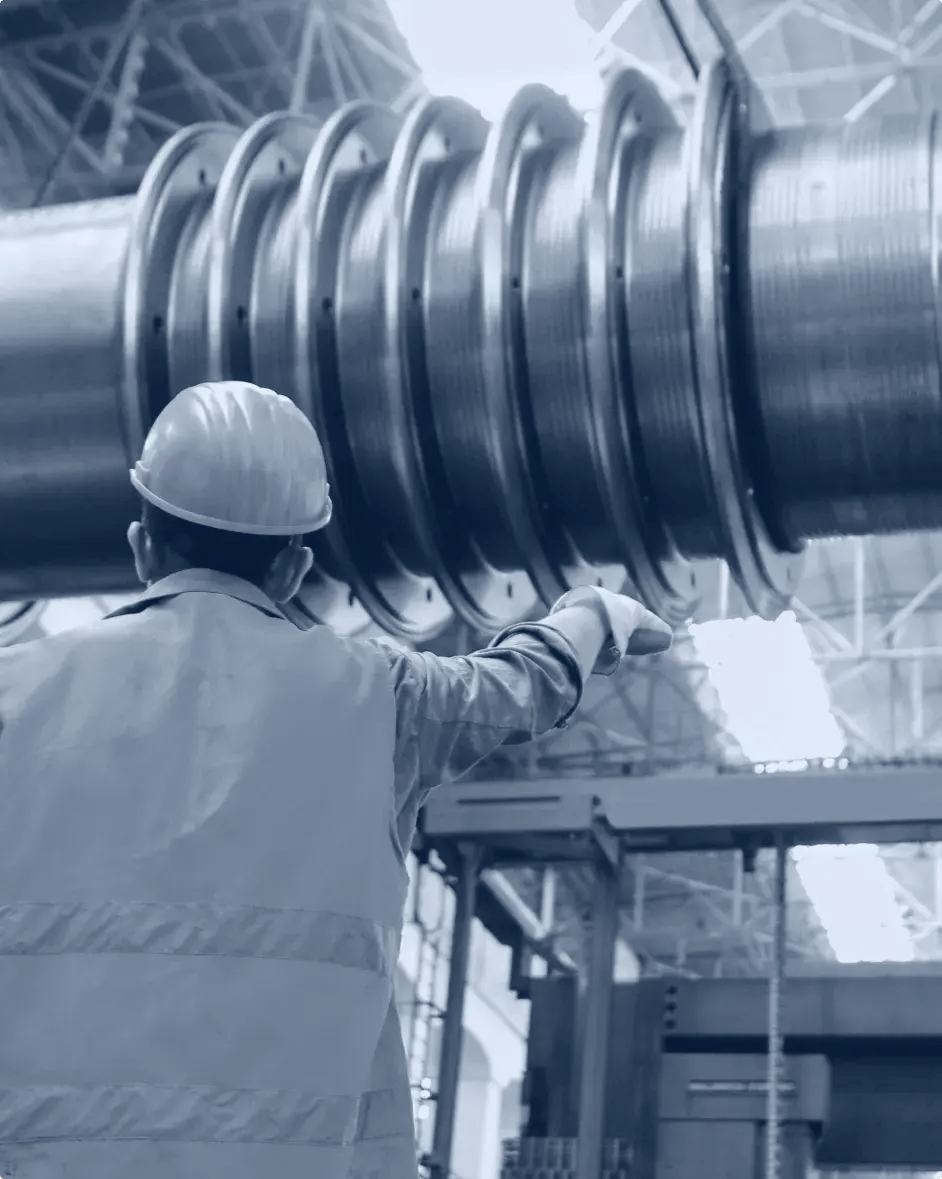 un technicien de maintenance dans une usine de production discrète