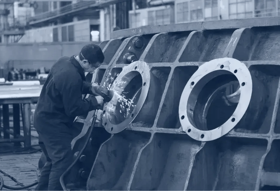un ouvrier qui travaille sur une machine
