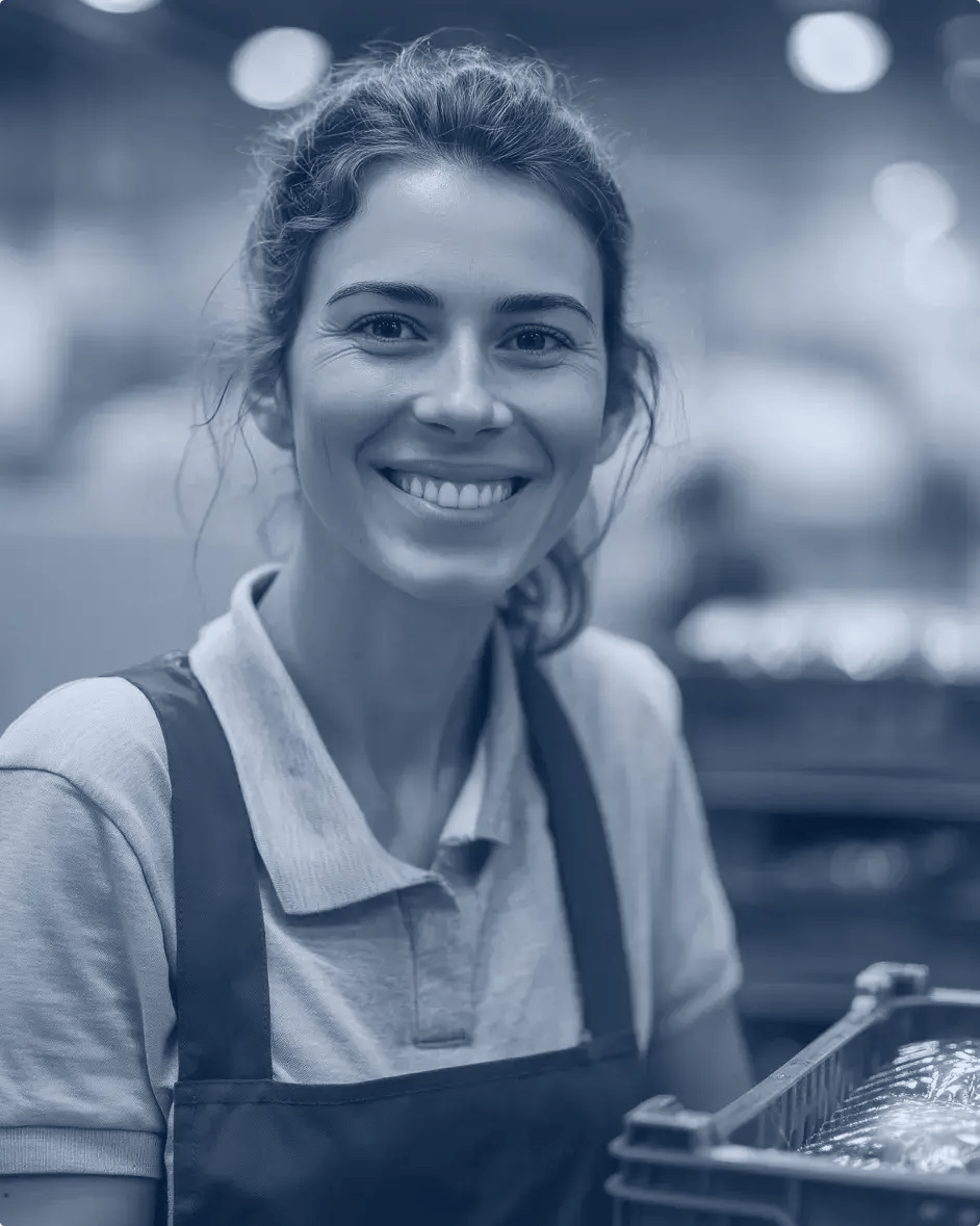 une femme employée de l'industrie agroalimentaire sourit