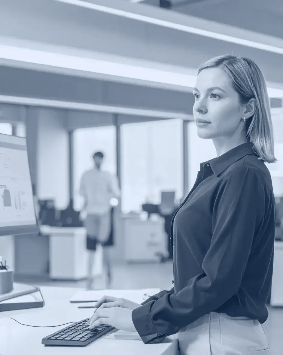 une femme devant son écran d'ordinateur