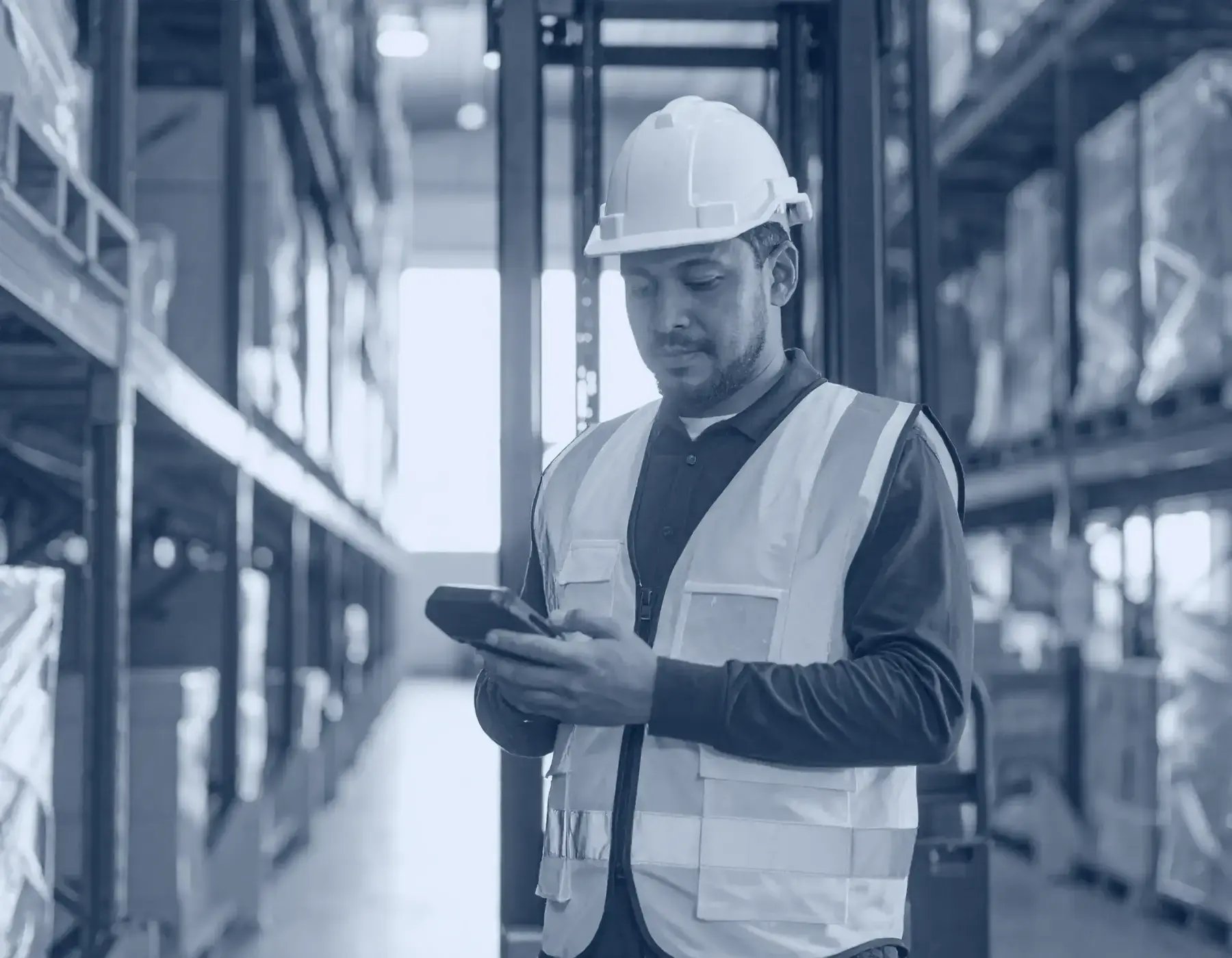 un cariste consulte un terminal mobile dans un entrepot