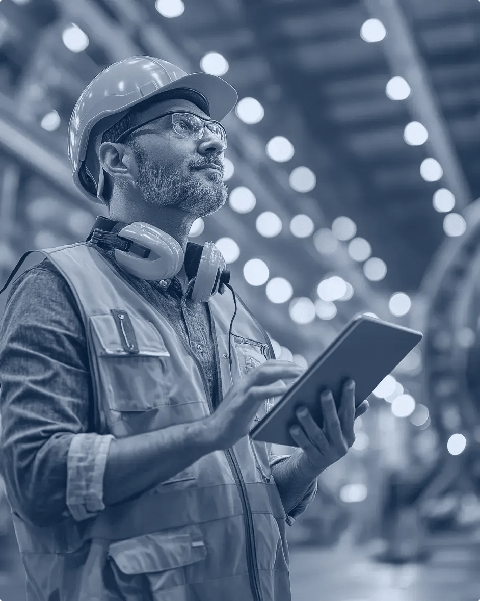 un technicien de maintenance consulte sa tablette