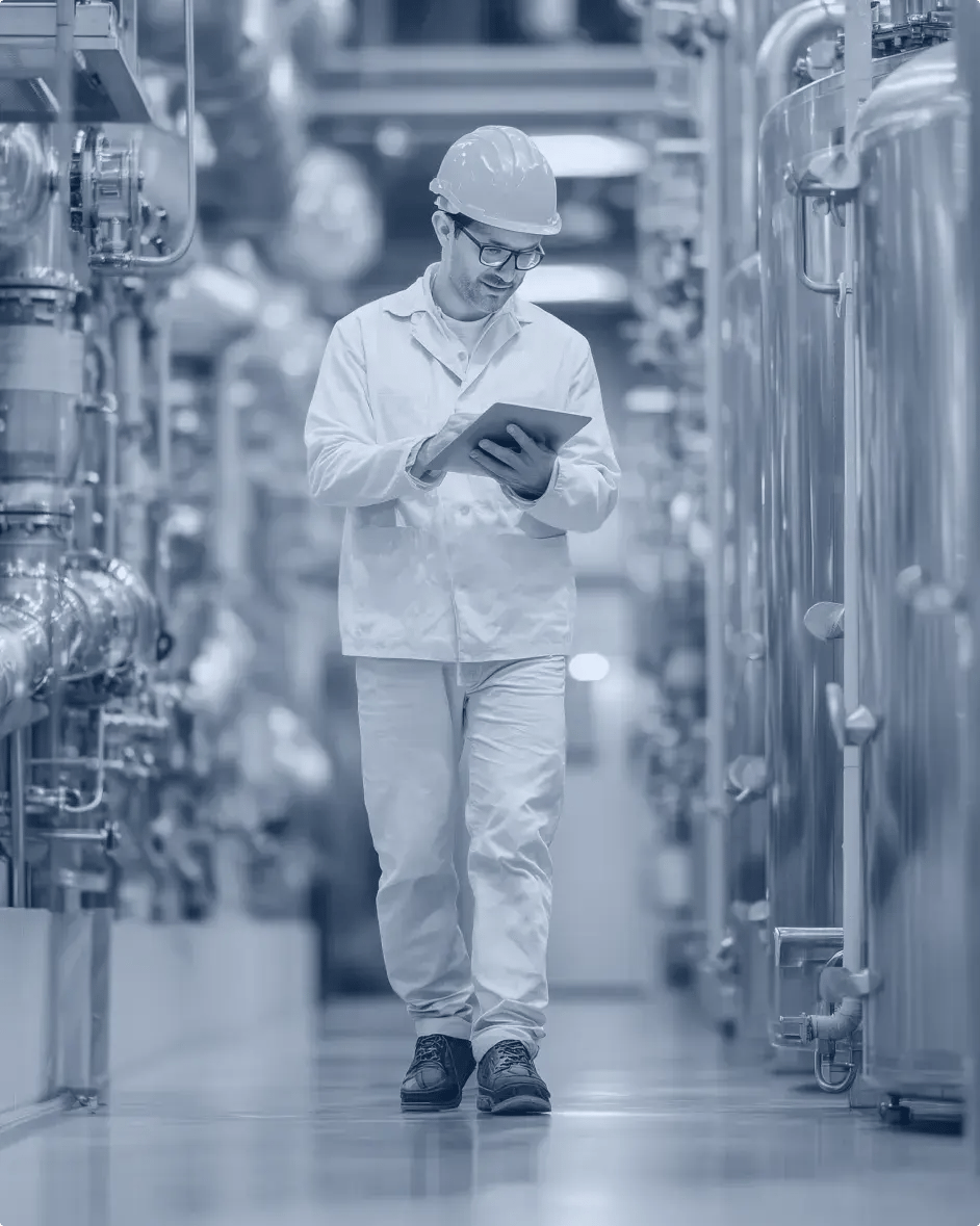 un technicien de maintenance fait une ronde de maintenance avec une tablette