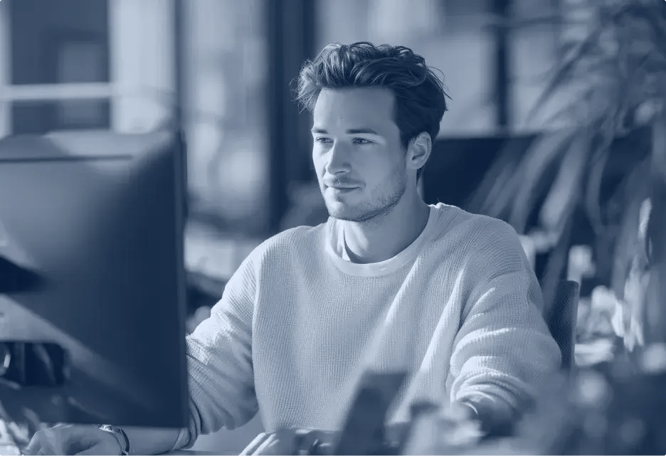 un développeur assis à son bureau devant un écran