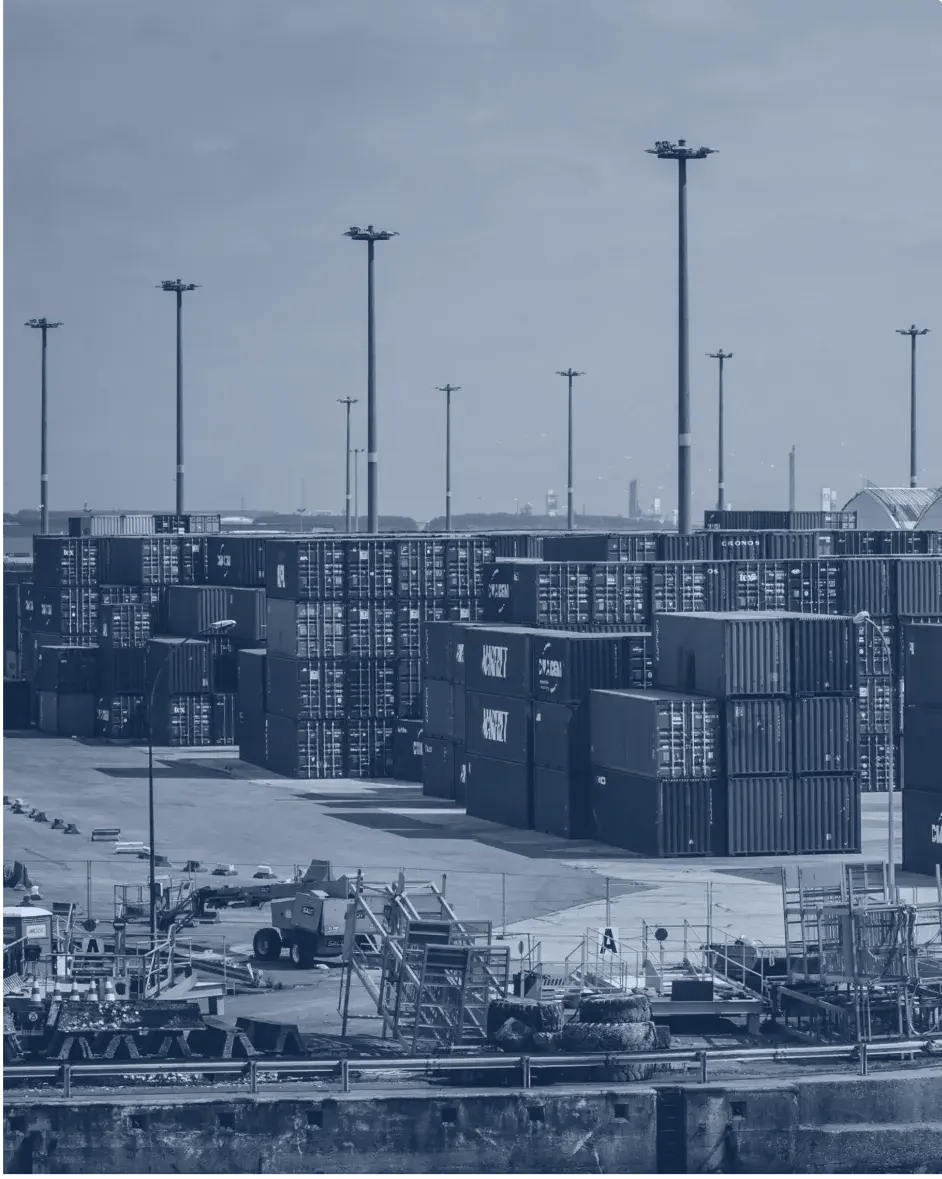 un port commercial avec des conteneurs
