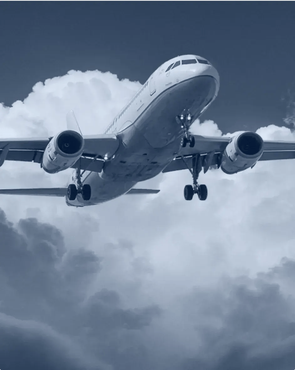 un avion dans le ciel