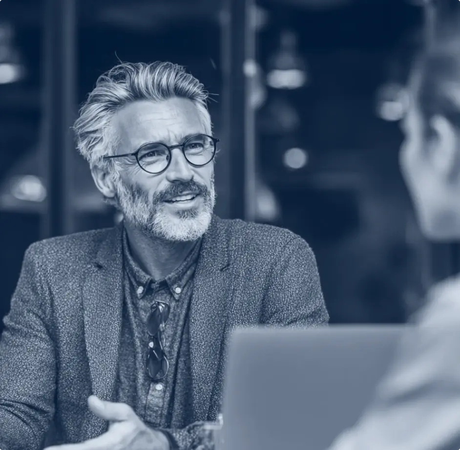 Photographique d'un expert HRC qui accompagnement une entreprise cliente