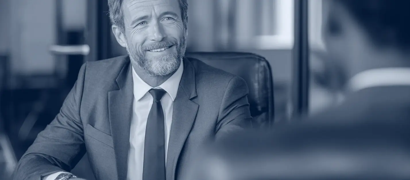 Photographie d'un consultant HRC conseillant une entreprise sur ses systèmes d'information