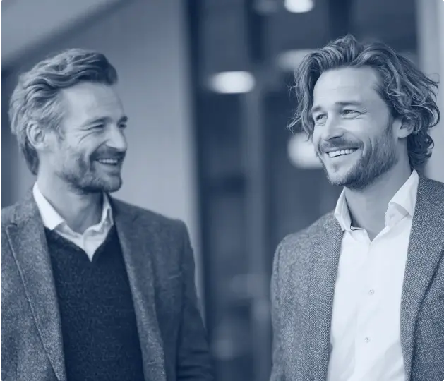 Photographie de deux collègues qui sourient
