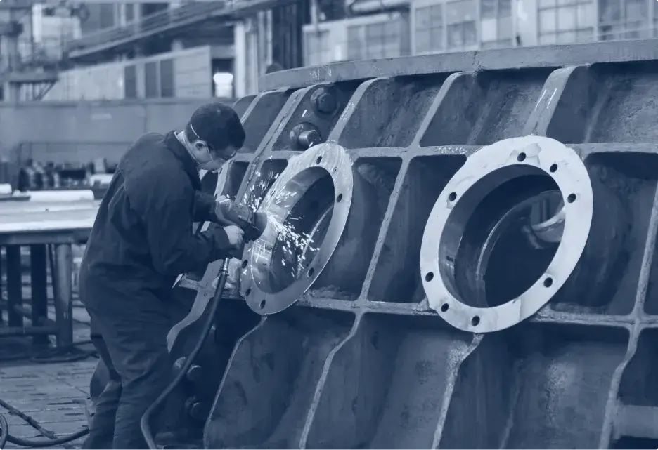 un ouvrier qui travaille sur une machine