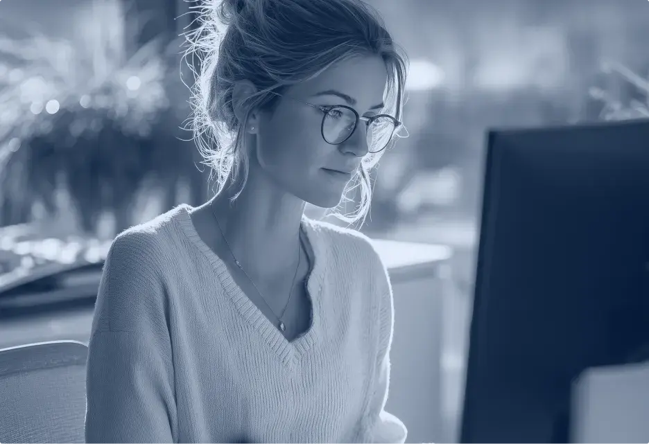 une femme assise devant son ordinateur
